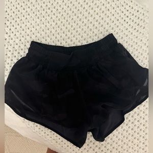 camo lululemon hotty hot shorts 2.5 inch